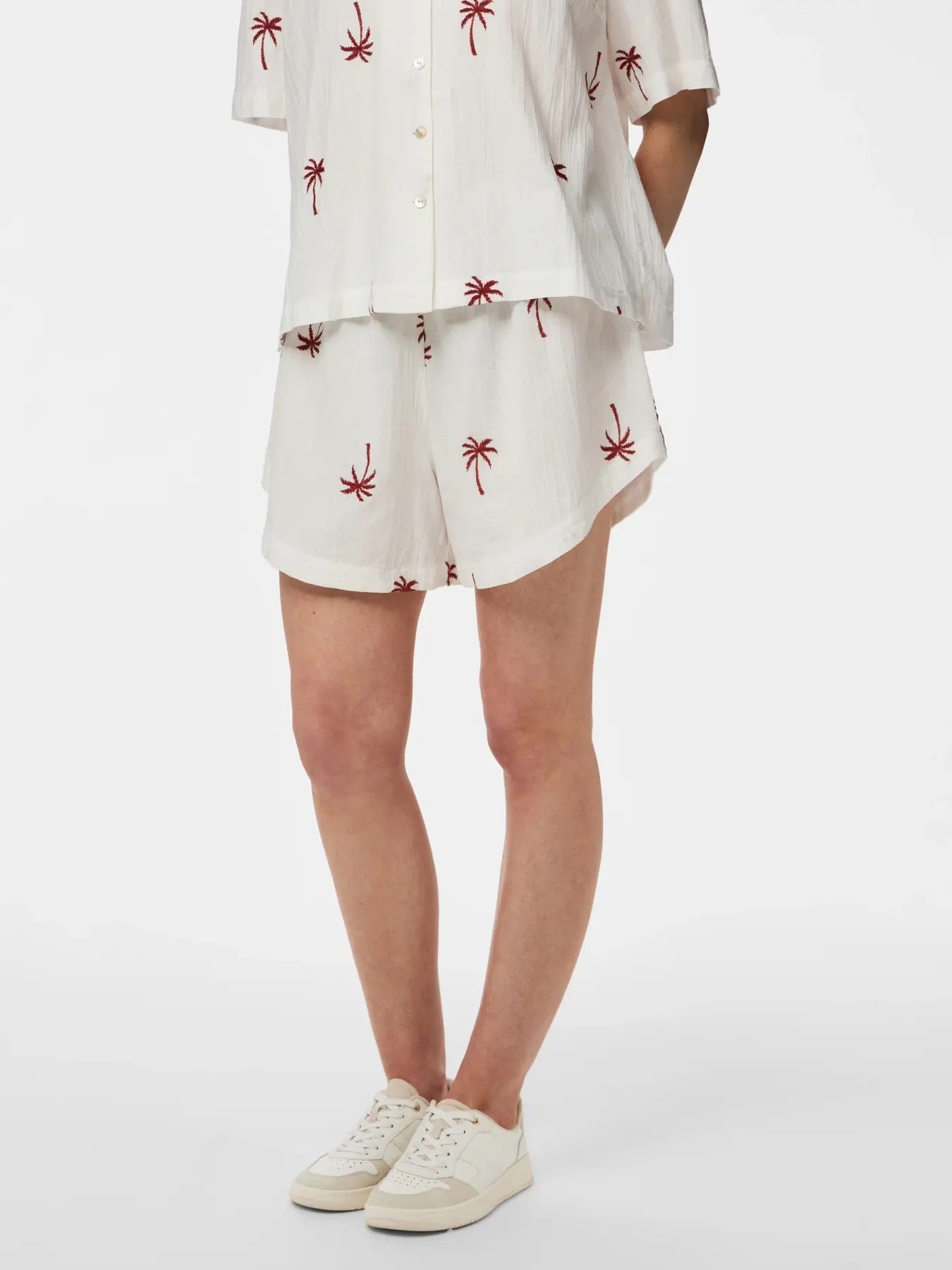 PCKIANA EMBRODIERY SHORTS Cloud dancer/red ochre