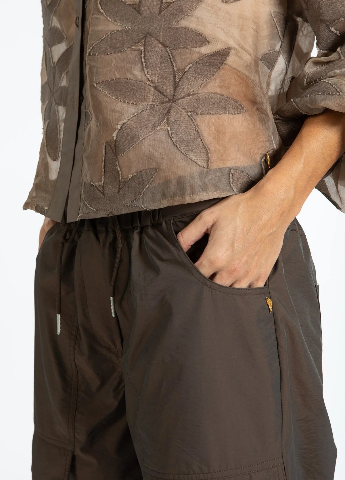 SILLE FIT CARGO PANTS - WARM BROWN