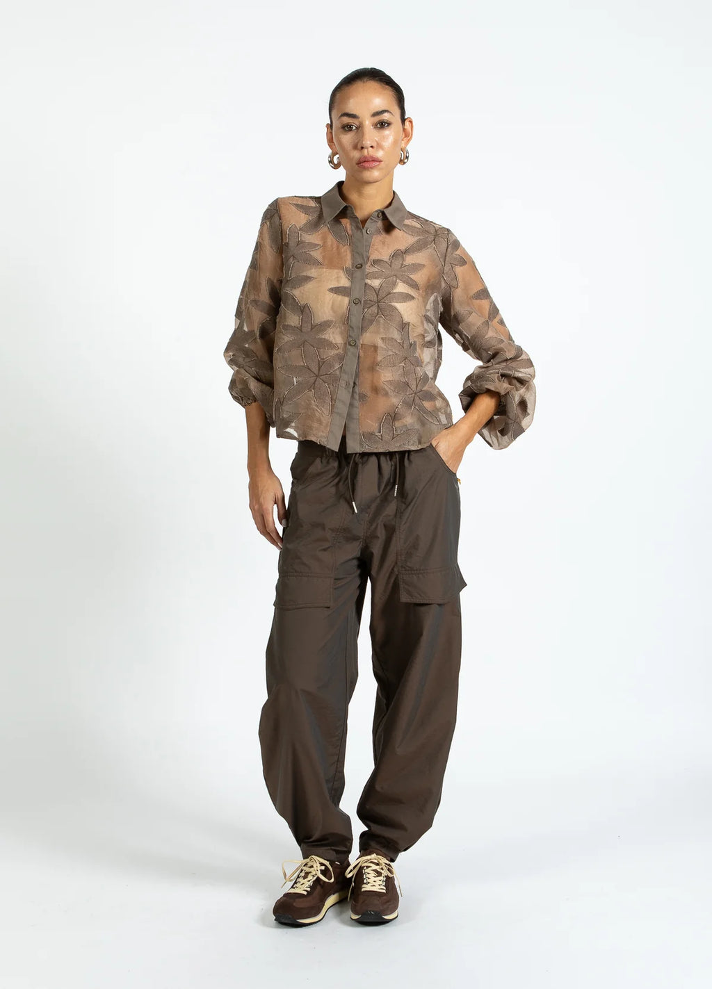 SILLE FIT CARGO PANTS - WARM BROWN