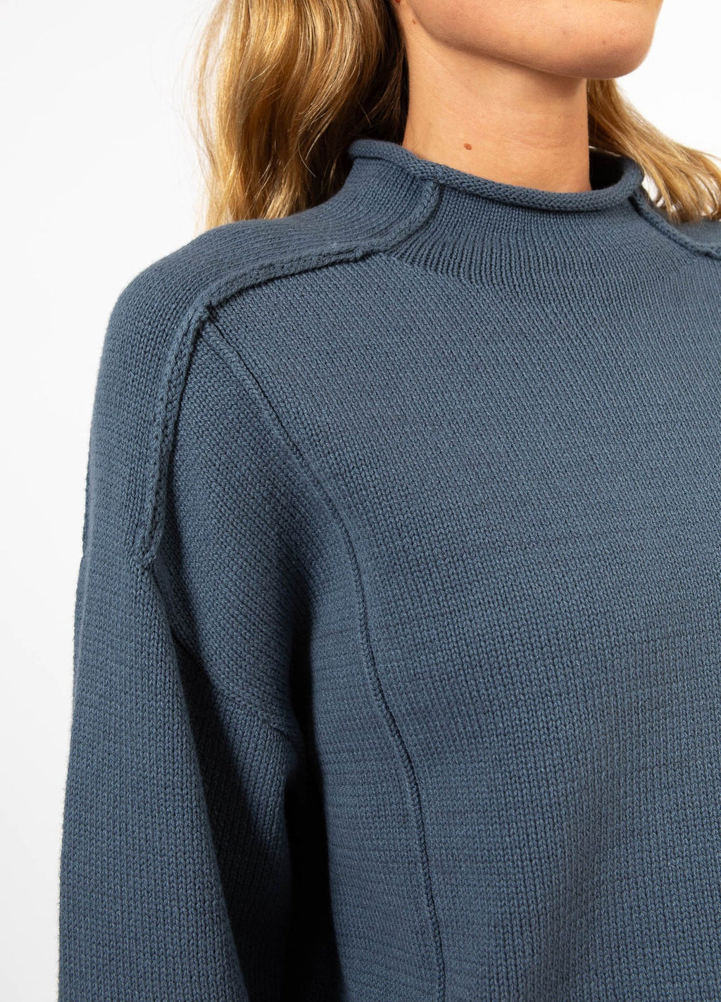 AVERY TURTLENECK - MID BLUE