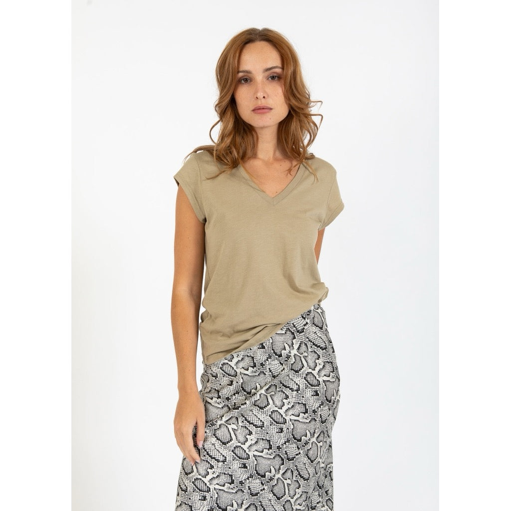 BASIC V-NECK T-SHIRT