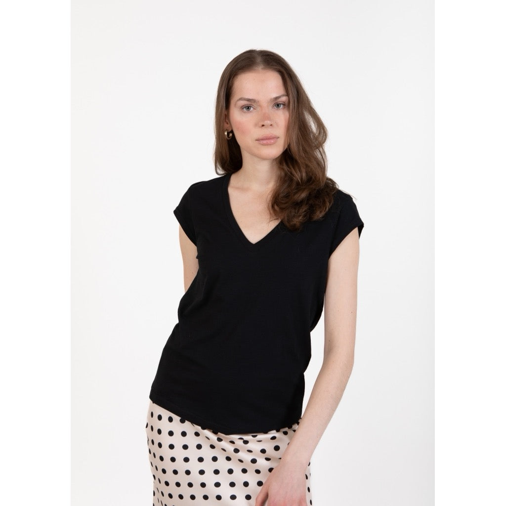 BASIC V-NECK T-SHIRT