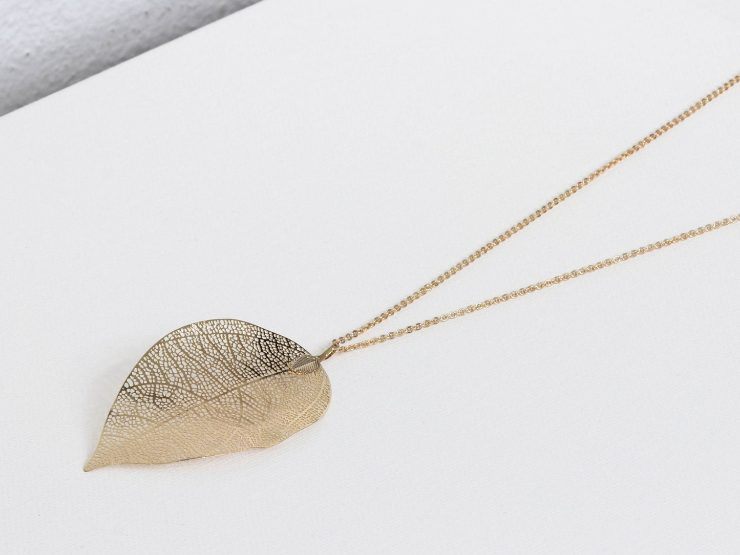 mia leaf pendant