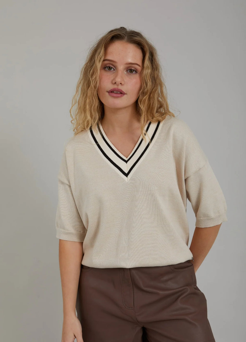 KNIT WITH V-NECK - SAND
