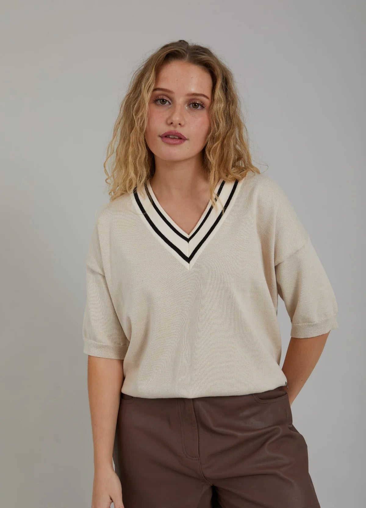 KNIT WITH V-NECK - SAND