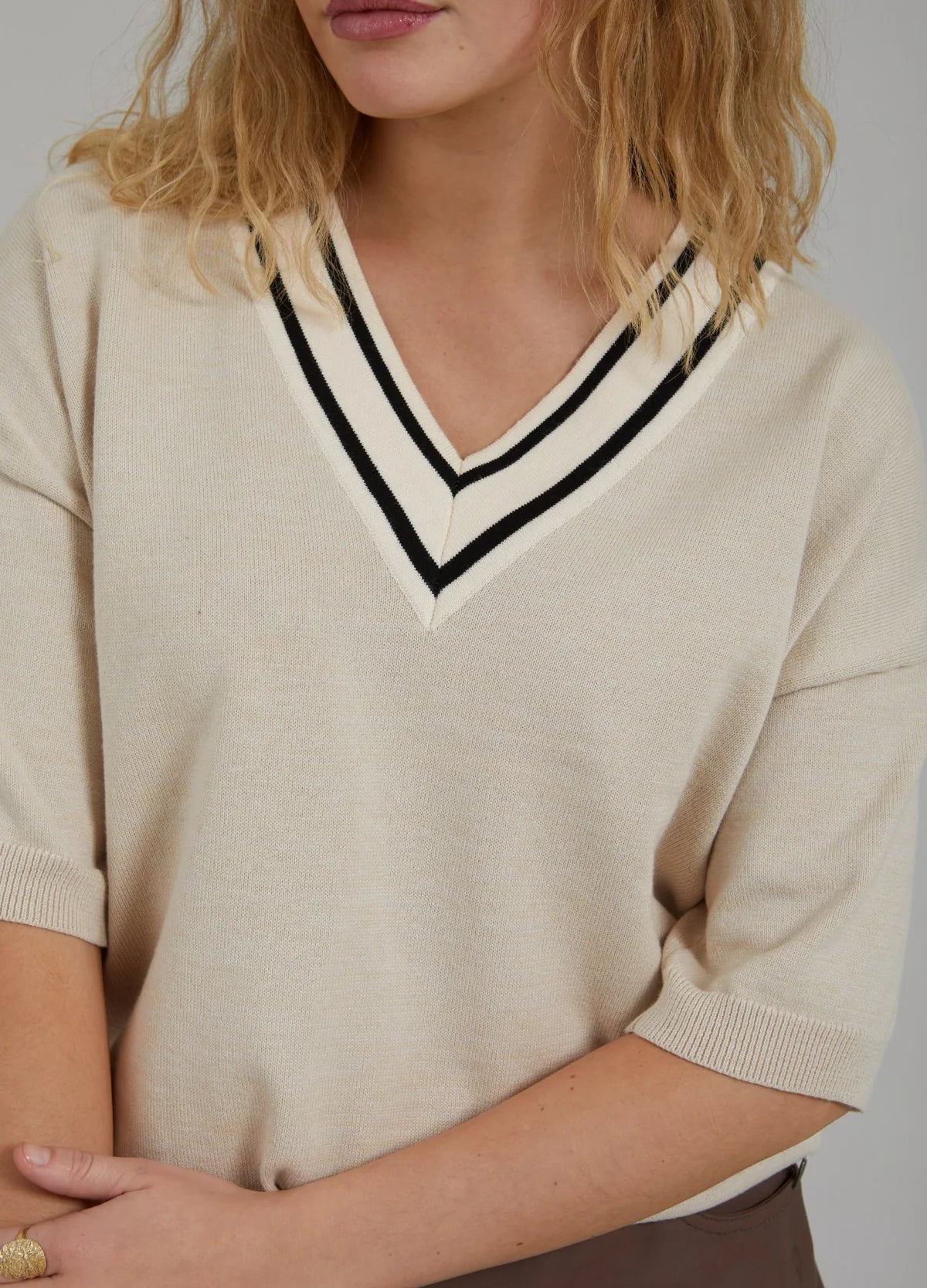 KNIT WITH V-NECK - SAND