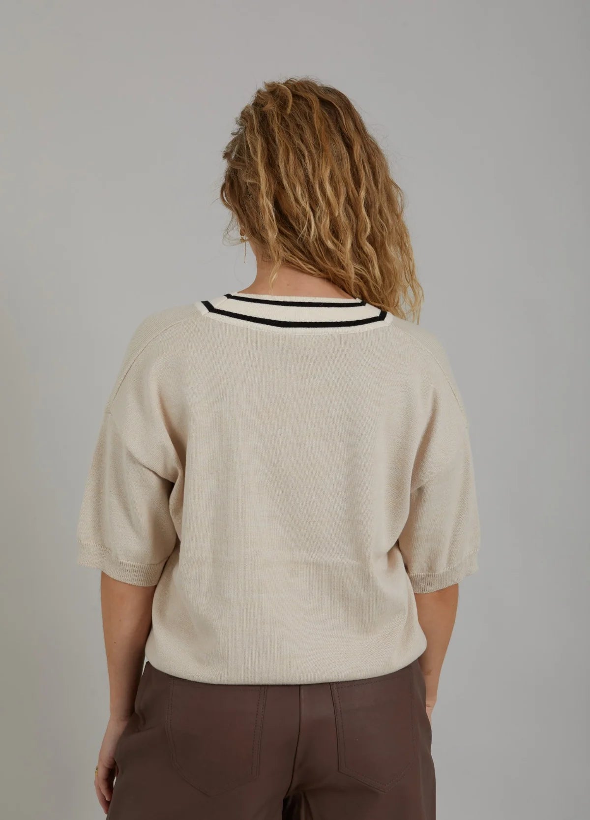 KNIT WITH V-NECK - SAND